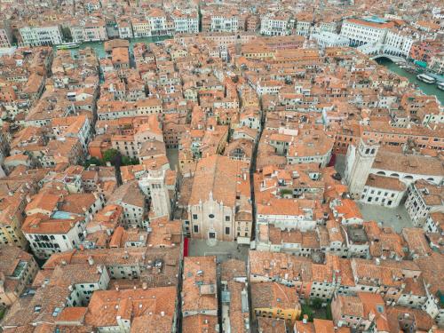 Sant'Aponal Cozy Apartment with Balcony R&R - image 3