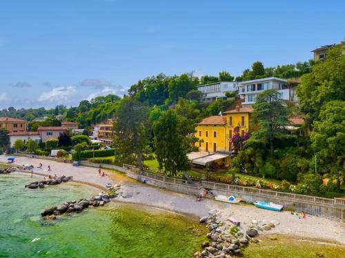  APT24 - Lakefront Villa with Park in Montinelle