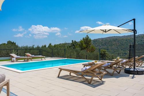 NEW! Modern Villa Nacle with private Pool