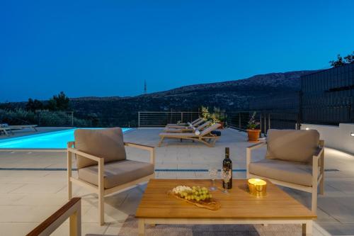 NEW! Modern Villa Nacle with private Pool