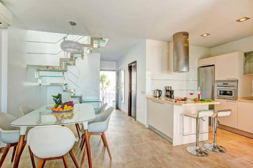 Villa Luisa Seaview 2 Casasol - Tap to explore photos