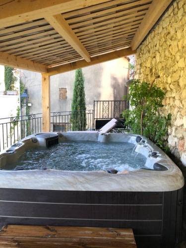 Hotel L'Oustau de la Font in Reilhanette