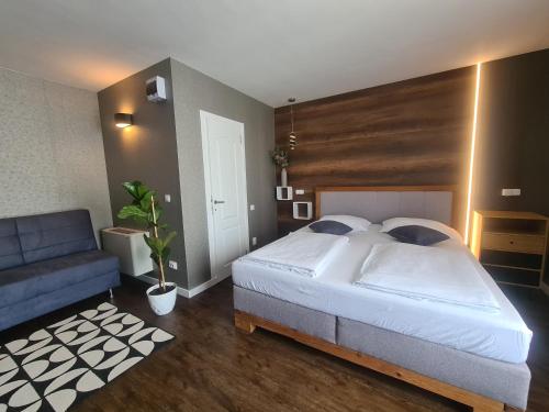 1 queen bed, 1 sofa bed