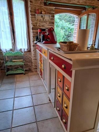 Kitchen, GITE DE CHOUVERT VERDIER Marie in Cornil