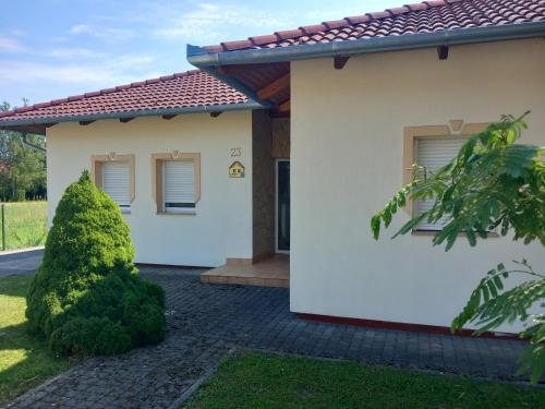  Petra Apartmanház, Ferienwohnung in Kehidakustány