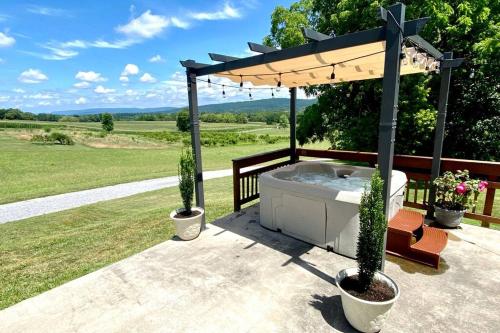 Steps to Winery & Battlefield-Pvt Acre w/ Hot Tub!