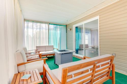 Charming Navarre Retreat with Sunroom!