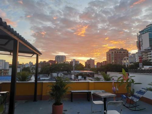 ระเบียง/ชานเรือน, La Bonita Guesthouse in บูคาร่ามังกัส