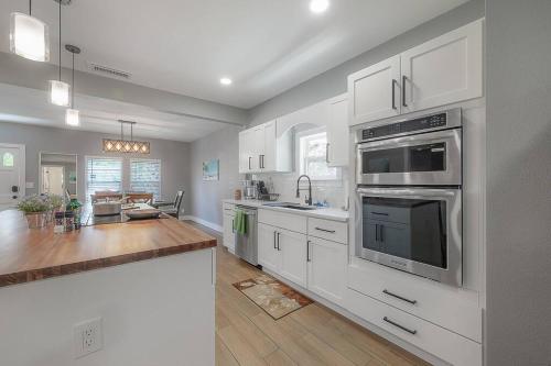 The Pearl Cottage 2b/1R with King and FAST WIFI in Tampa, USA