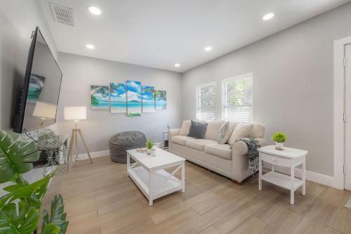 The Pearl Cottage 2b/1R with King and FAST WIFI in Tampa, USA
