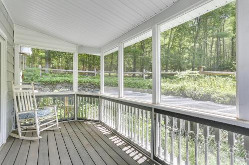 Sparrow Bush Retreat with Pool and Screened Porch in Sparrow Bush, USA