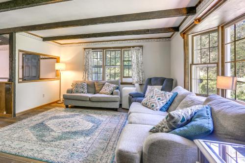 Sparrow Bush Retreat with Pool and Screened Porch in 傑維斯港