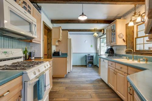 Sparrow Bush Retreat with Pool and Screened Porch in Sparrow Bush, USA