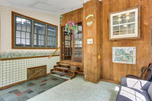 Sparrow Bush Retreat with Fireplace and Screened Porch