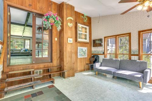 Sparrow Bush Retreat with Pool and Screened Porch in 傑維斯港