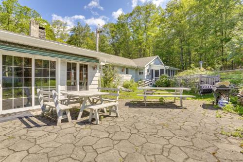 Sparrow Bush Retreat with Fireplace and Screened Porch