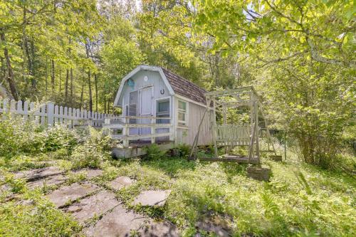 Sparrow Bush Retreat with Fireplace and Screened Porch