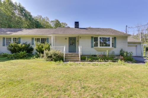 Sparrow Bush Retreat with Pool and Screened Porch in 傑維斯港