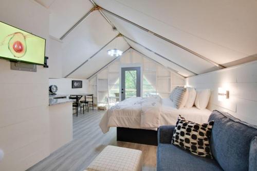 12 Launch Pad Luxury Glamping Tent Space Theme