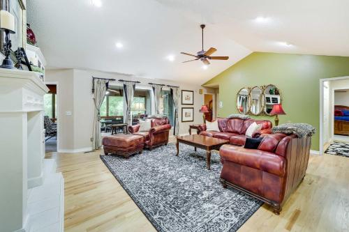 Bella Vista Home with Deck and Lake Windsor Views! - image 7