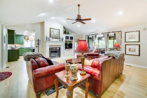 Bella Vista Home with Deck and Lake Windsor Views! - image 12