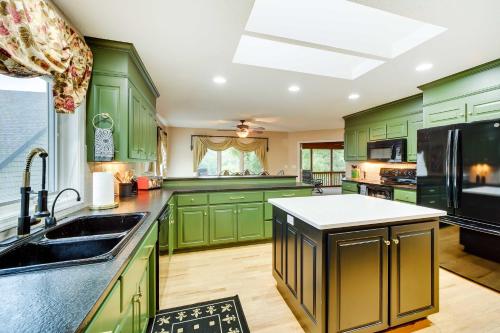 Bella Vista Home with Deck and Lake Windsor Views! - image 11