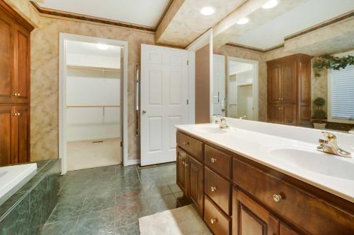 Bella Vista Home with Deck and Lake Windsor Views! - image 6