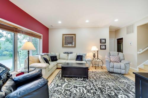 Bella Vista Home with Deck and Lake Windsor Views! - image 10