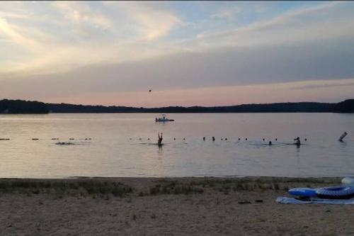 ชายหาด, Gardner Lake 2 Queen/1King/2 Bath/Laundry- Private in อันคาสวิลล์ (CT)
