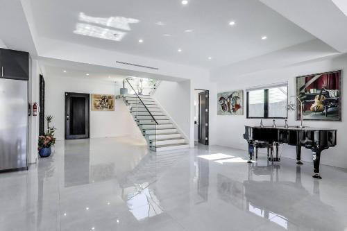 Sleek & Chic Melrose Villa in Los Angeles, USA