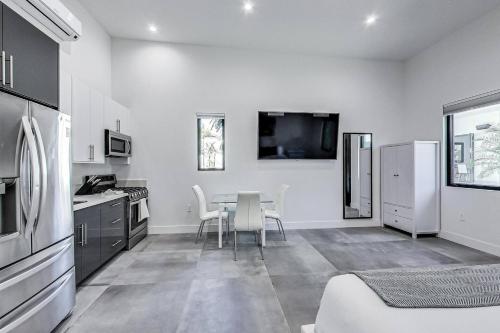 Sleek & Chic Melrose Villa in Los Angeles, USA