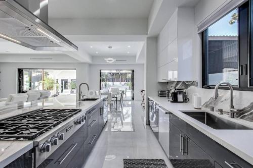 Sleek & Chic Melrose Villa in Los Angeles, USA