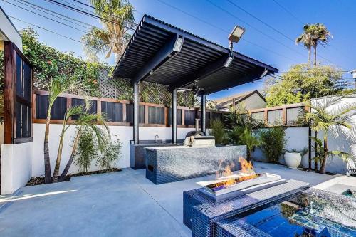 Sleek & Chic Melrose Villa in Los Angeles, USA
