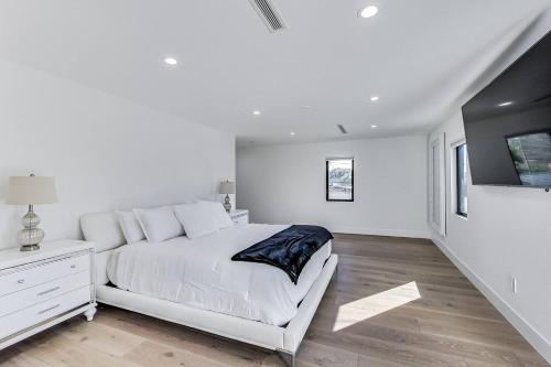 Sleek & Chic Melrose Villa in Los Angeles, USA