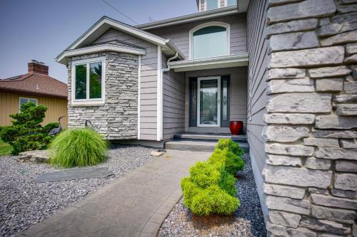 Lakefront Syracuse Home w/ Deck & Private Dock! in Syracuse (IN)