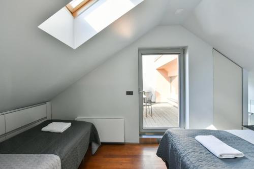 LUXURY CENTRAL DUPLEX WITH TERRACE - image 3