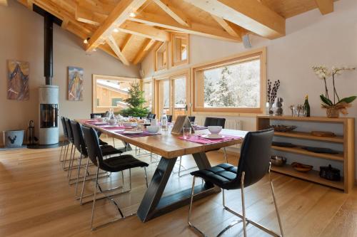 Chalet Isabelle Mountain lodge 5 star 5 bedroom en suite sauna jacuzzi in Les Gaudenays
