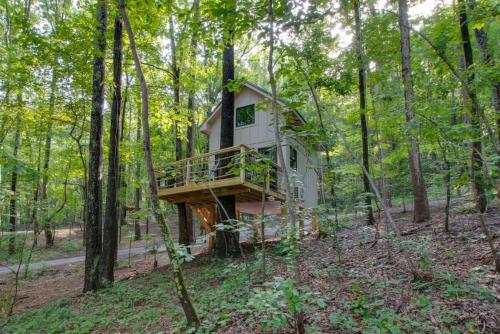 Oak Luxury Treehouse near Lake Guntersville