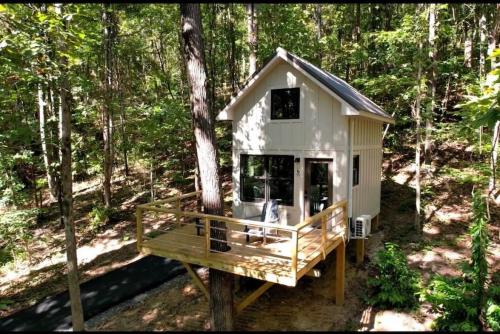 2 Maple Luxury Treehouse near Lake Guntersville