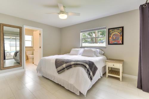Sunny Florida Retreat with Pool, Grill and Patio! in Sarasota, USA