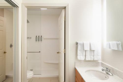 Residence Inn by Marriott Cincinnati Airport - 화장실