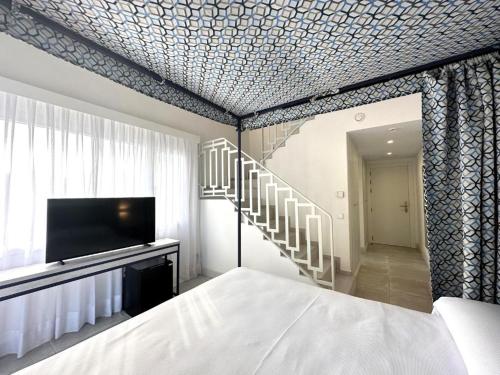 1 queen bed, 1 sofa bed