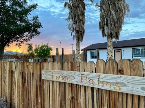 Twin Palms Desert Getaway - Jacuzzi, Fire pit, Meditation room & more in Joshua Tree, USA