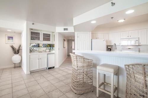 Seaside Escape 3-BR Stunning Ocean Views in Litchfield Beach, USA