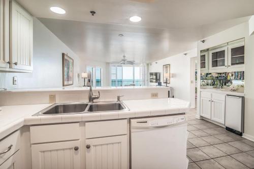 Seaside Escape 3-BR Stunning Ocean Views in Litchfield Beach, USA