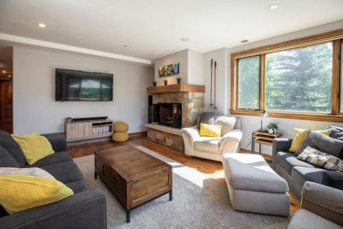 Lakeside Luxury - Pool - Hot Tub - AC - Epic Views photo 1