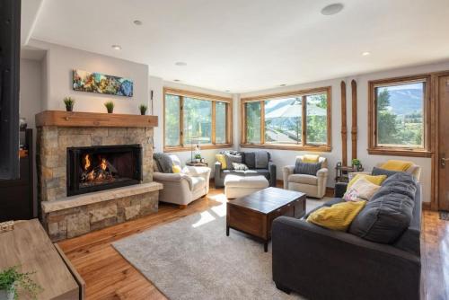 Lakeside Luxury - Pool - Hot Tub - AC - Epic Views photo 2