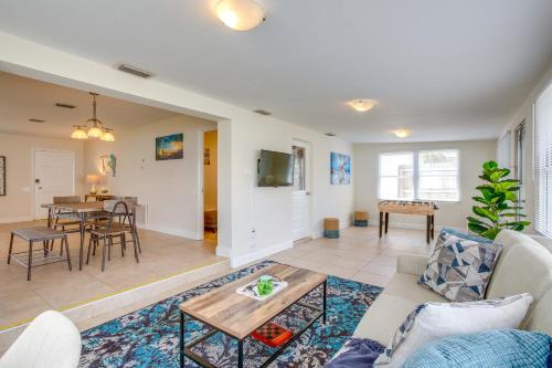 Seminole House with 2 Covered Lanais and Gas Grill! in Redington Shores, USA