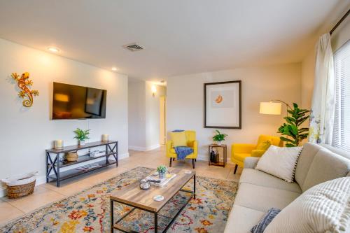 Seminole House with 2 Covered Lanais and Gas Grill! in Redington Shores, USA