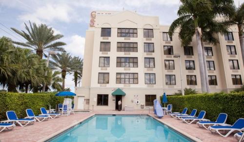 Swimming pool, Comfort Suites Miami - Kendall near Gateaux Maison